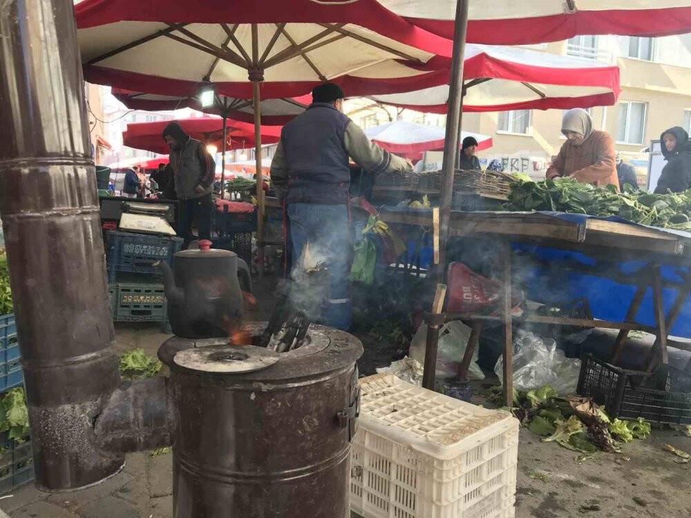 Pazar esnafı ısınabilmek için ateş yakıyor