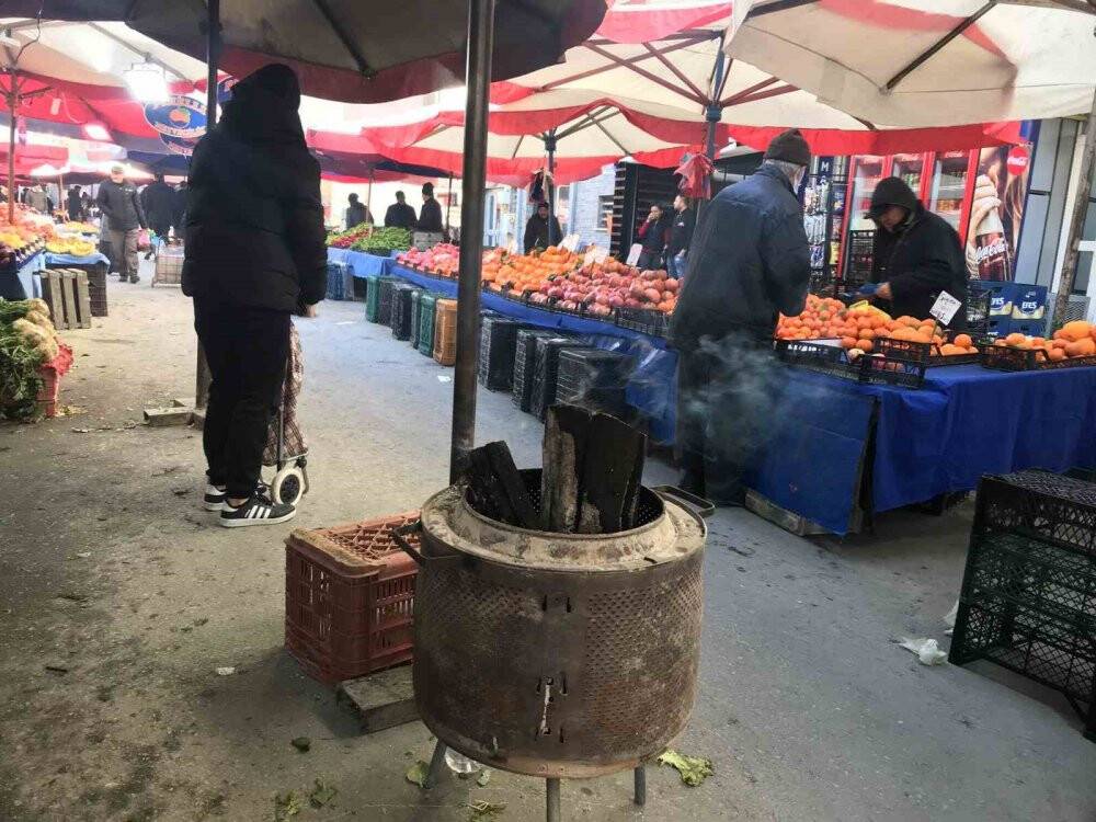 Pazar esnafı ısınabilmek için ateş yakıyor