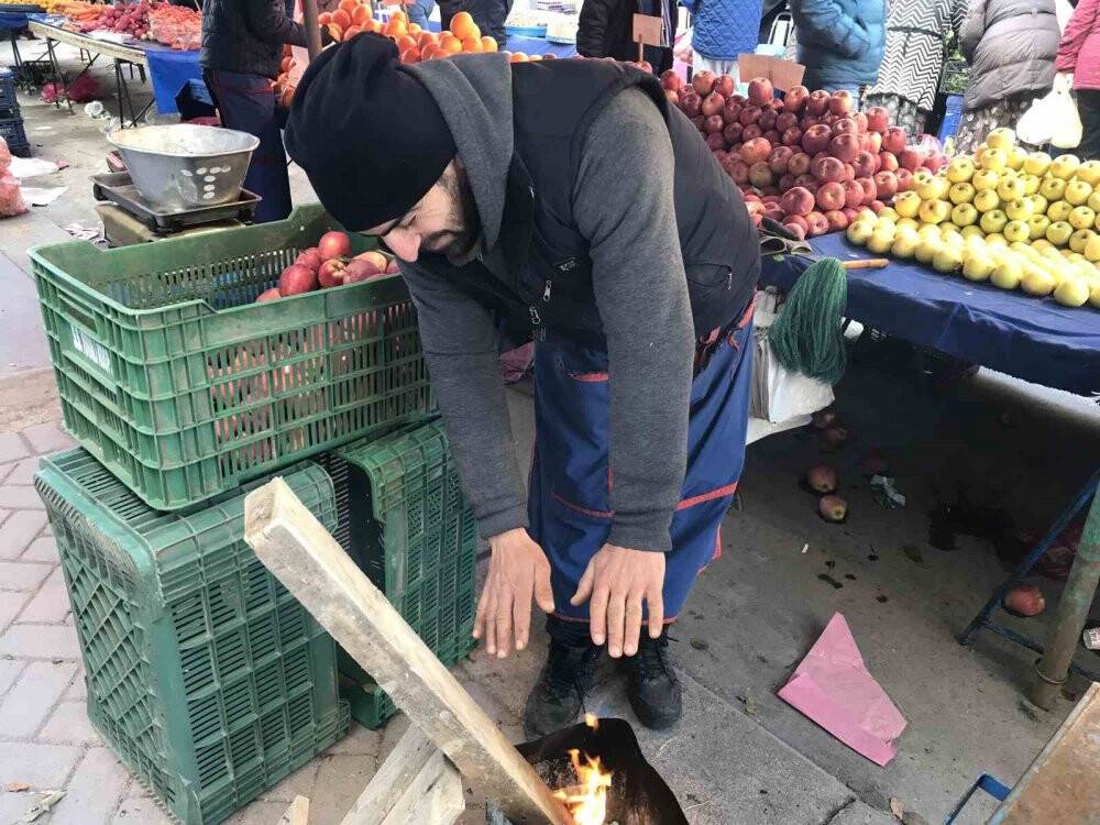 Pazar esnafı ısınabilmek için ateş yakıyor