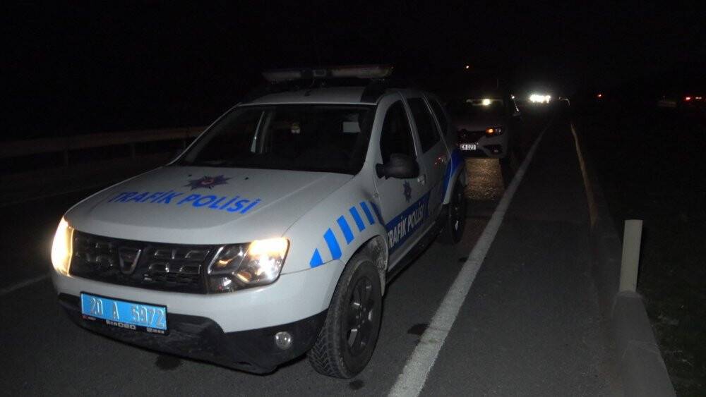 Servis minibüsü saman yüklü kamyonetle çarpıştı: 10 yaralı