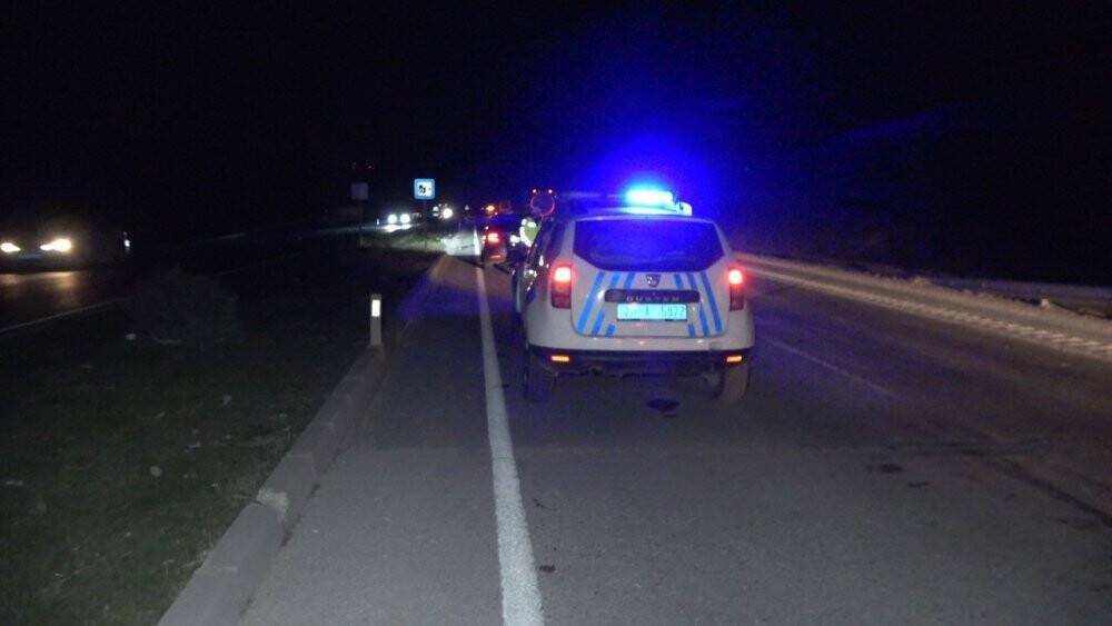 Servis minibüsü saman yüklü kamyonetle çarpıştı: 10 yaralı