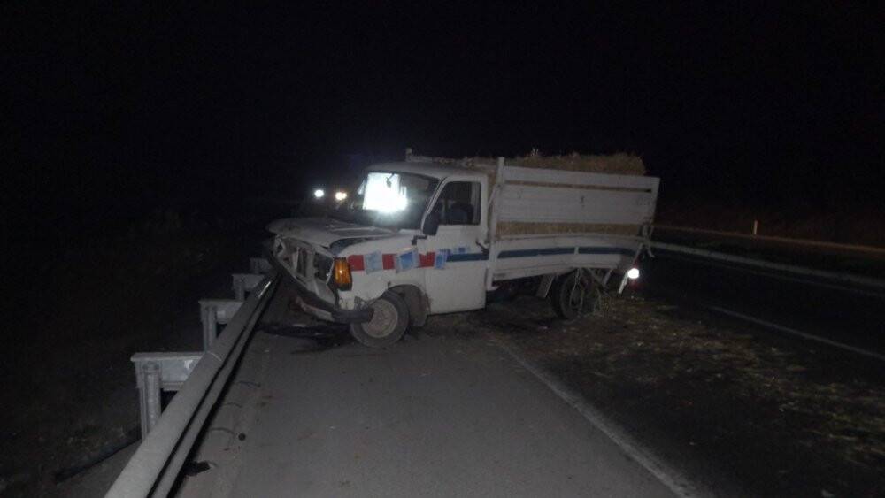 Servis minibüsü saman yüklü kamyonetle çarpıştı: 10 yaralı