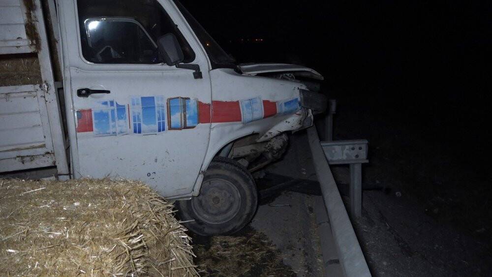 Servis minibüsü saman yüklü kamyonetle çarpıştı: 10 yaralı