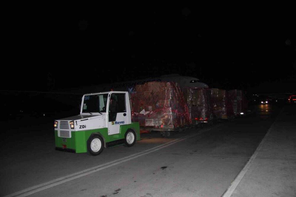 Suudi Arabistan’dan deprem bölgesine 7 uçak dolusu yardım