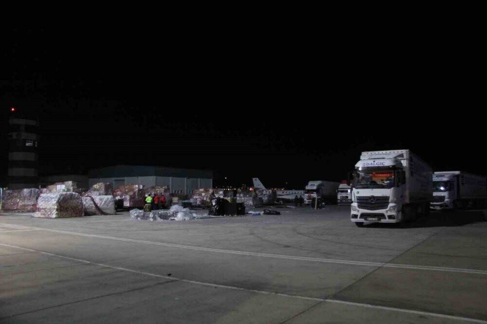 Suudi Arabistan’dan deprem bölgesine 7 uçak dolusu yardım