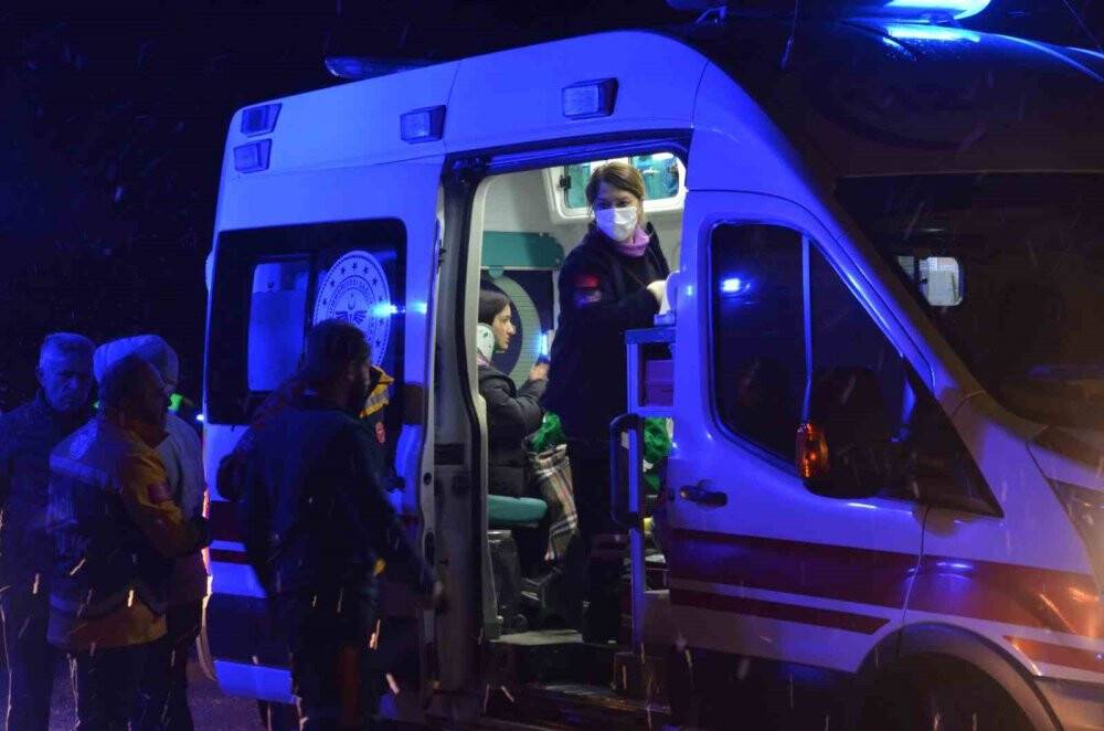 Yolcu otobüsü devrildi: 30 yaralı