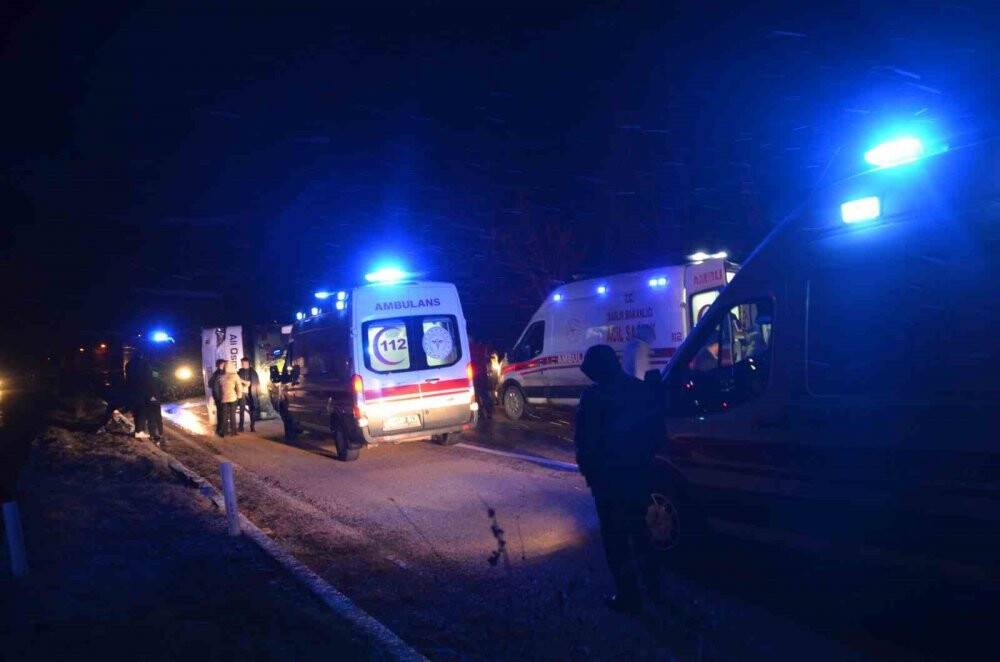 Yolcu otobüsü devrildi: 30 yaralı