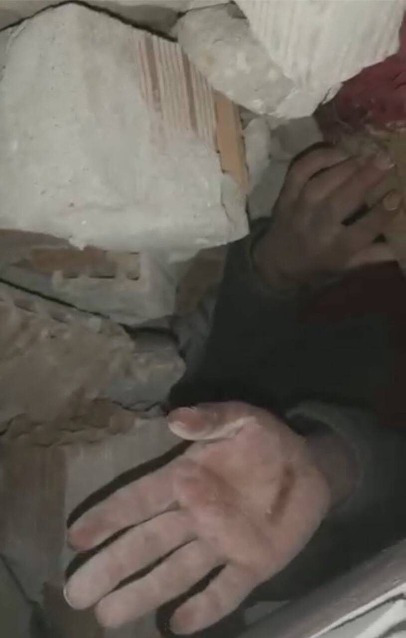 209 saat sonra çıkartılan baba ve kızının enkaz altındaki görüntüleri ortaya çıktı