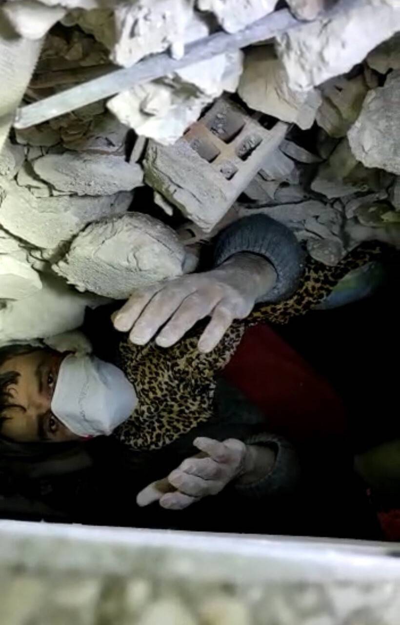 209 saat sonra çıkartılan baba ve kızının enkaz altındaki görüntüleri ortaya çıktı