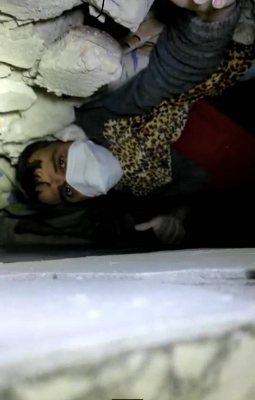 209 saat sonra çıkartılan baba ve kızının enkaz altındaki görüntüleri ortaya çıktı