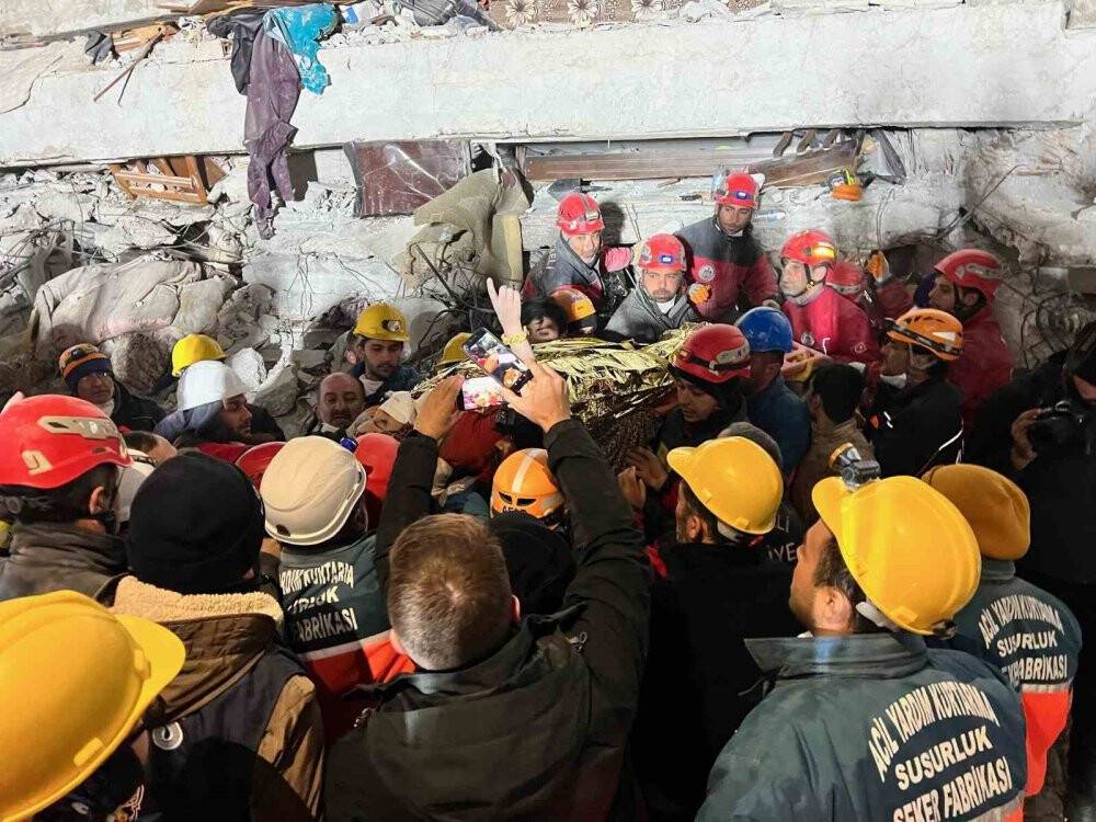 209 saat sonra çıkartılan baba ve kızının enkaz altındaki görüntüleri ortaya çıktı