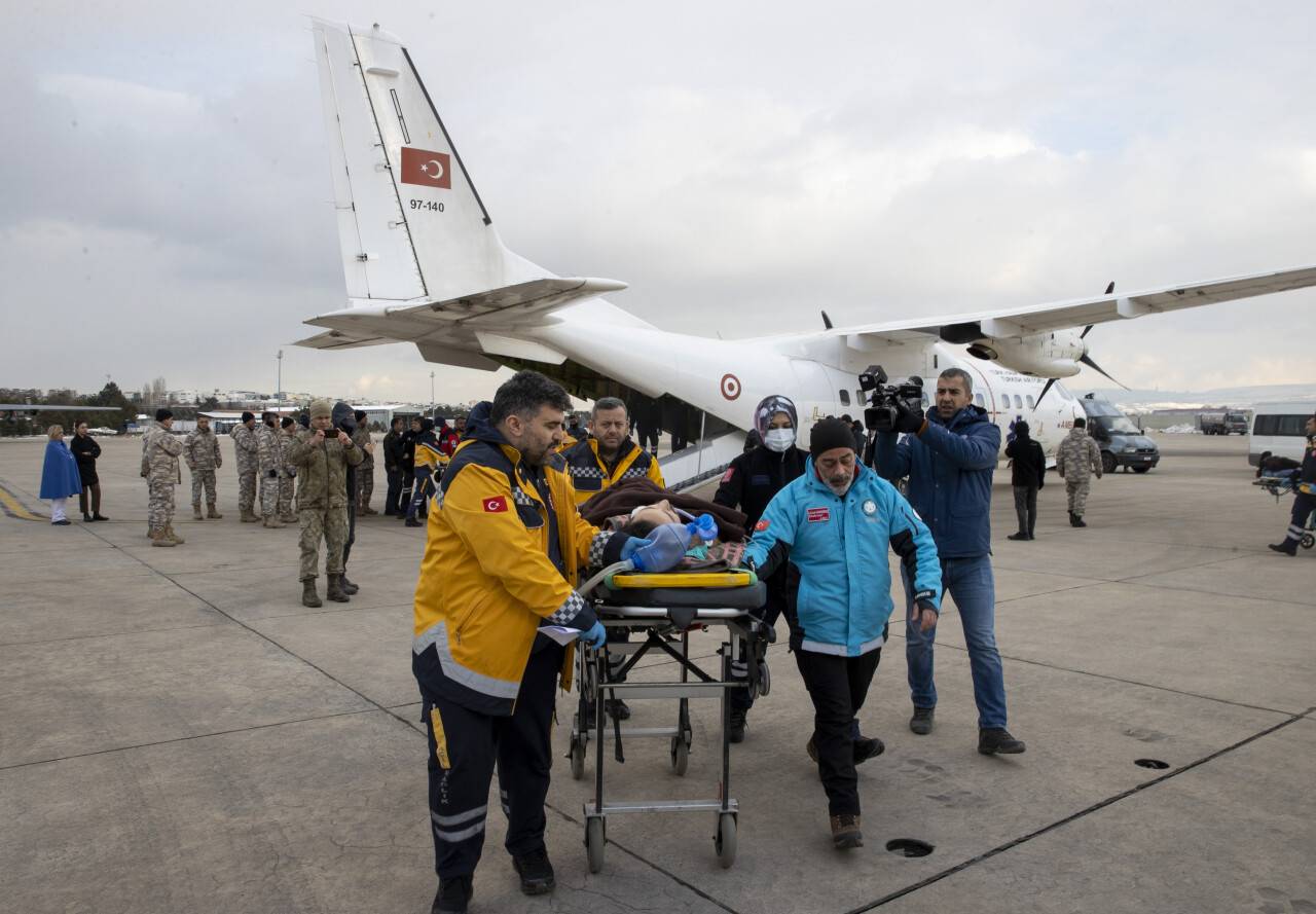aa-20230209-30239455-30239448-adiyamandan-ankaraya-ucaklarla-35-depremzede-daha-getirildi.jpg