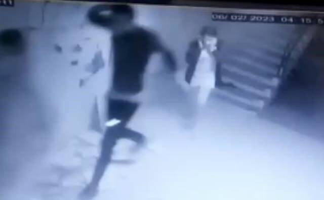 Adana'da depremin duvarları patlrma anı kameralara yansıdı