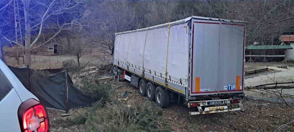 Depremzedelere yardım tırı kaza yaptı