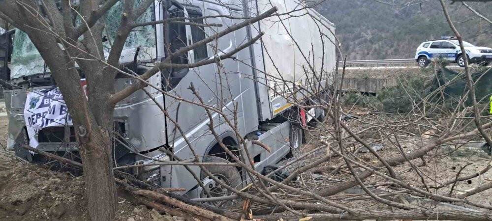 Depremzedelere yardım tırı kaza yaptı