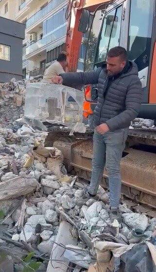 Enkaz altından 6 kafes kanarya çıkardılar