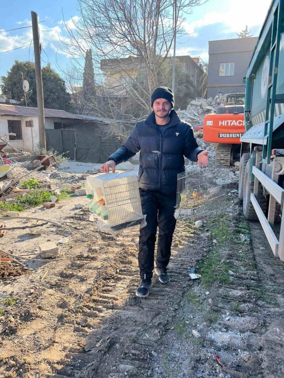 Enkaz altından 6 kafes kanarya çıkardılar