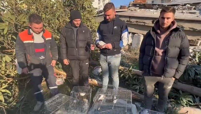 Enkaz altından 6 kafes kanarya çıkardılar