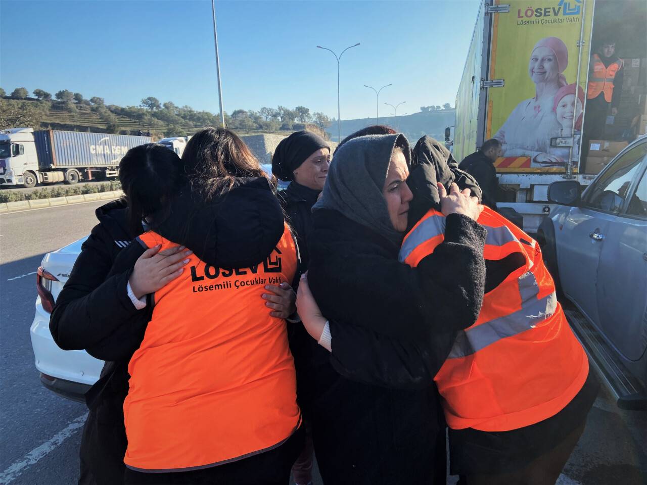 losev-depremzedelere-yardimlarini-elden-ulastiriyor-1.jpeg
