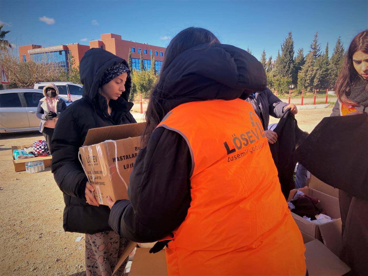 losev-depremzedelere-yardimlarini-elden-ulastiriyor-5.jpeg