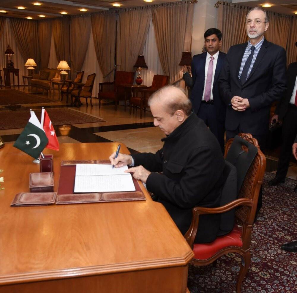 Pakistan Başbakanı Şerif'ten Türk Büyükelçiliğine geçmiş olsun ziyareti