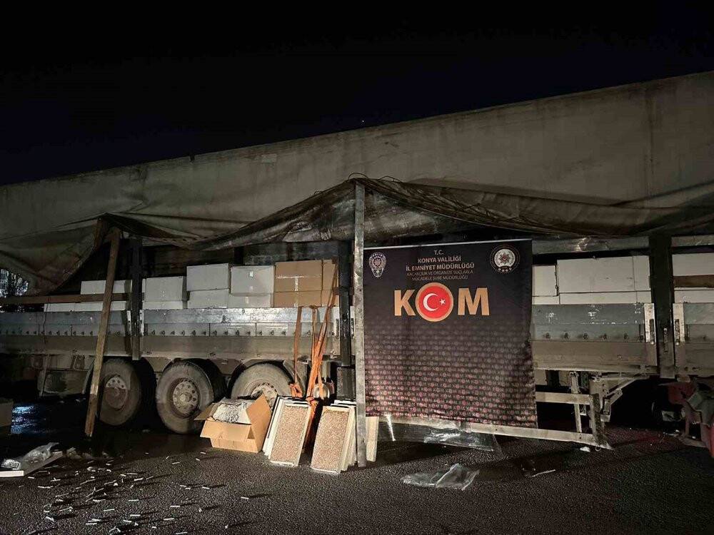 Zehir tacirleri bunu da yaptı: Yardım taşıyan tırların arasında yakalandı!