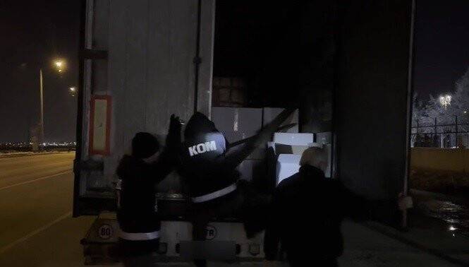 Zehir tacirleri bunu da yaptı: Yardım taşıyan tırların arasında yakalandı!