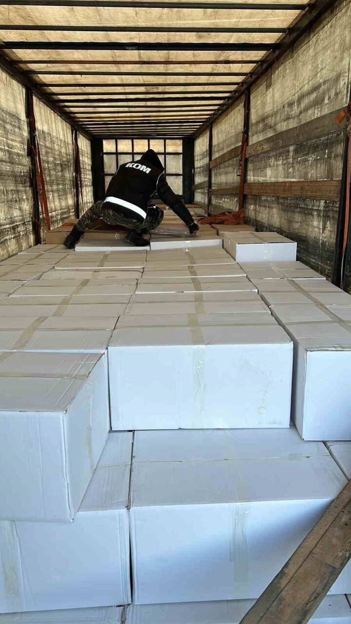 Zehir tacirleri bunu da yaptı: Yardım taşıyan tırların arasında yakalandı!