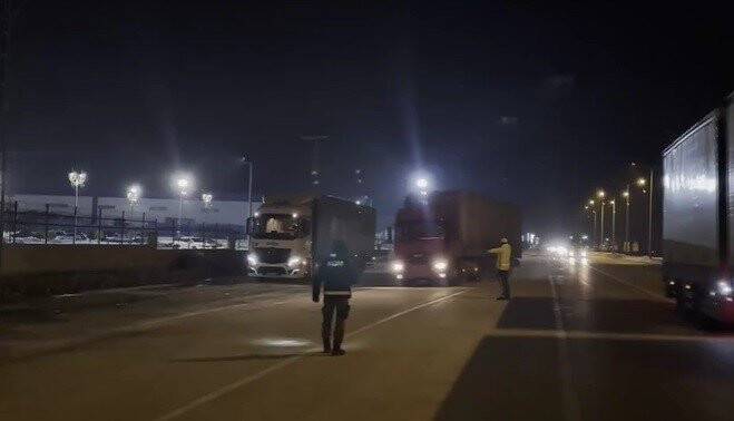 Zehir tacirleri bunu da yaptı: Yardım taşıyan tırların arasında yakalandı!