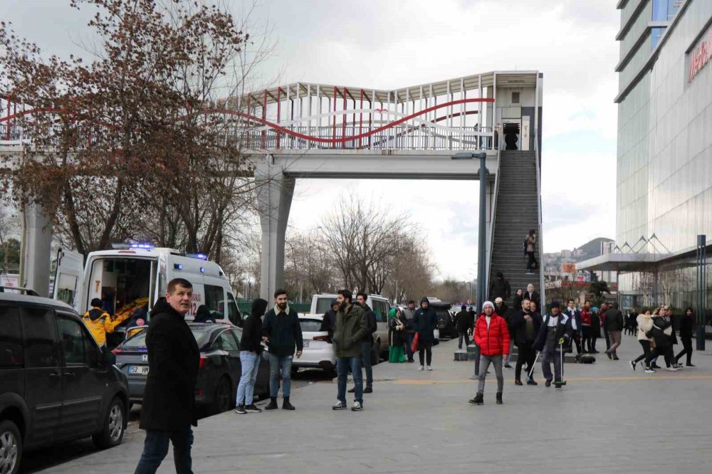 Çocuğunu kaybettiği gerekçisiyle AVM’de intihara kalkıştı