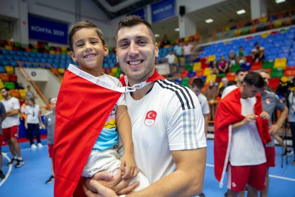 Depremde hayatını kaybeden hentbolcu Cemal Kütahya ve oğlu Çınar Konya'da toprağa verildi