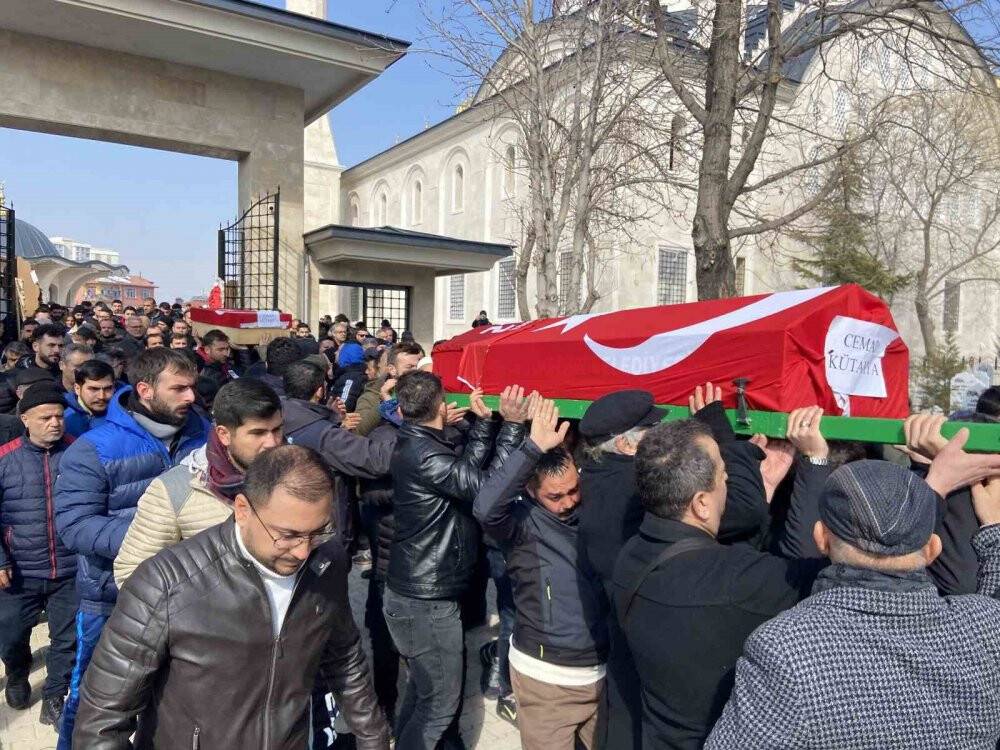 Depremde hayatını kaybeden hentbolcu Cemal Kütahya ve oğlu Çınar Konya'da toprağa verildi