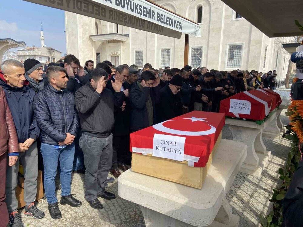 Depremde hayatını kaybeden hentbolcu Cemal Kütahya ve oğlu Çınar Konya'da toprağa verildi