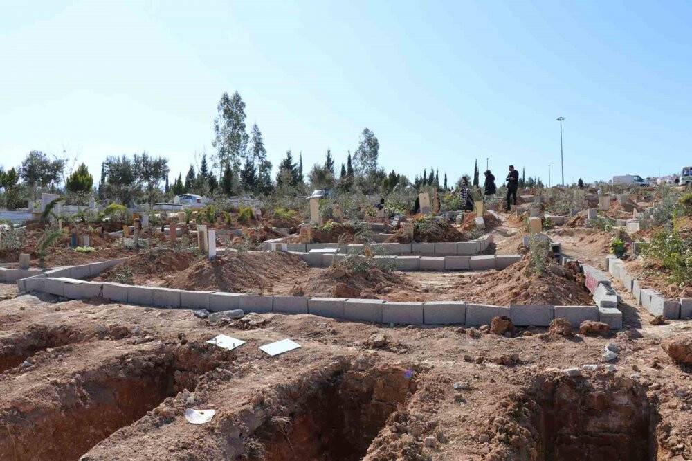 Depremde hayatını kaybedenlere son görev hakkıyla yapılıyor