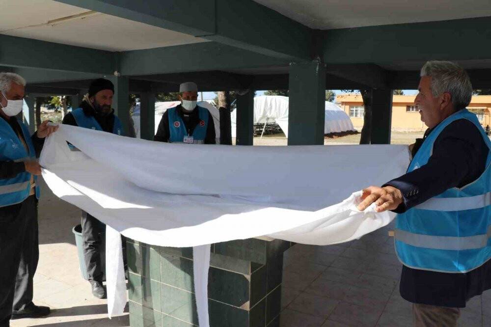 Depremde hayatını kaybedenlere son görev hakkıyla yapılıyor