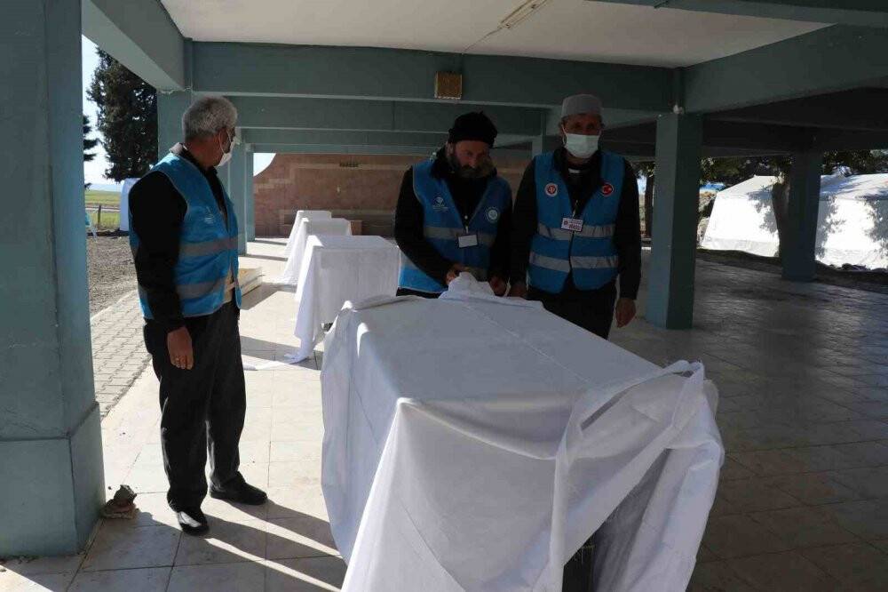 Depremde hayatını kaybedenlere son görev hakkıyla yapılıyor