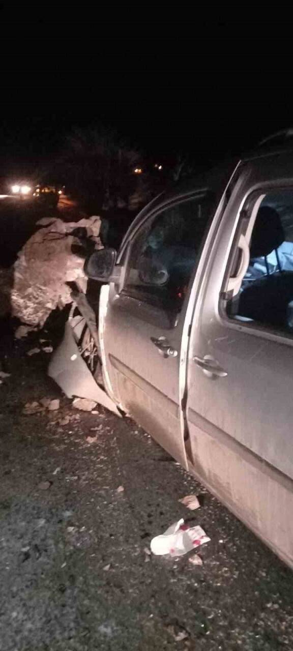 Dev kaya otomobilin üzerine düştü: 2 yaralı