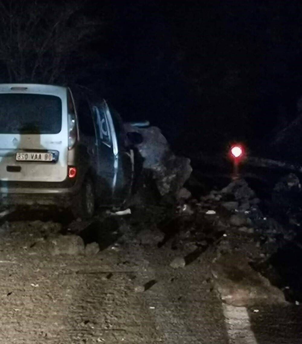 Dev kaya otomobilin üzerine düştü: 2 yaralı