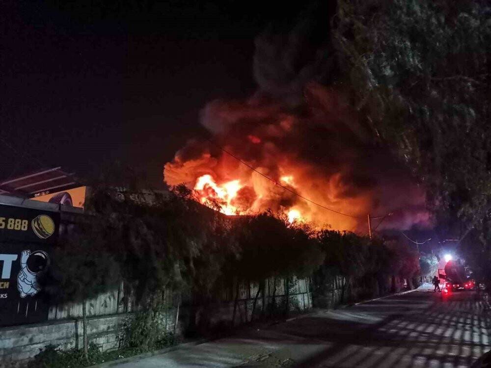 Lastik deposunda korkutan yangın
