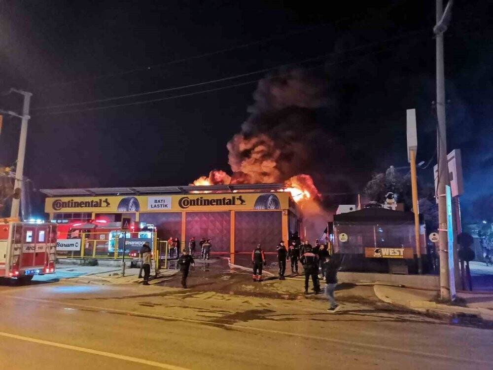 Lastik deposunda korkutan yangın