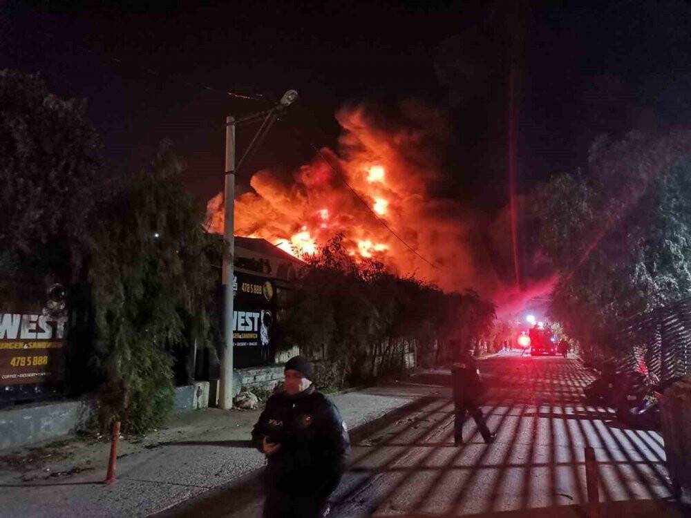 Lastik deposunda korkutan yangın