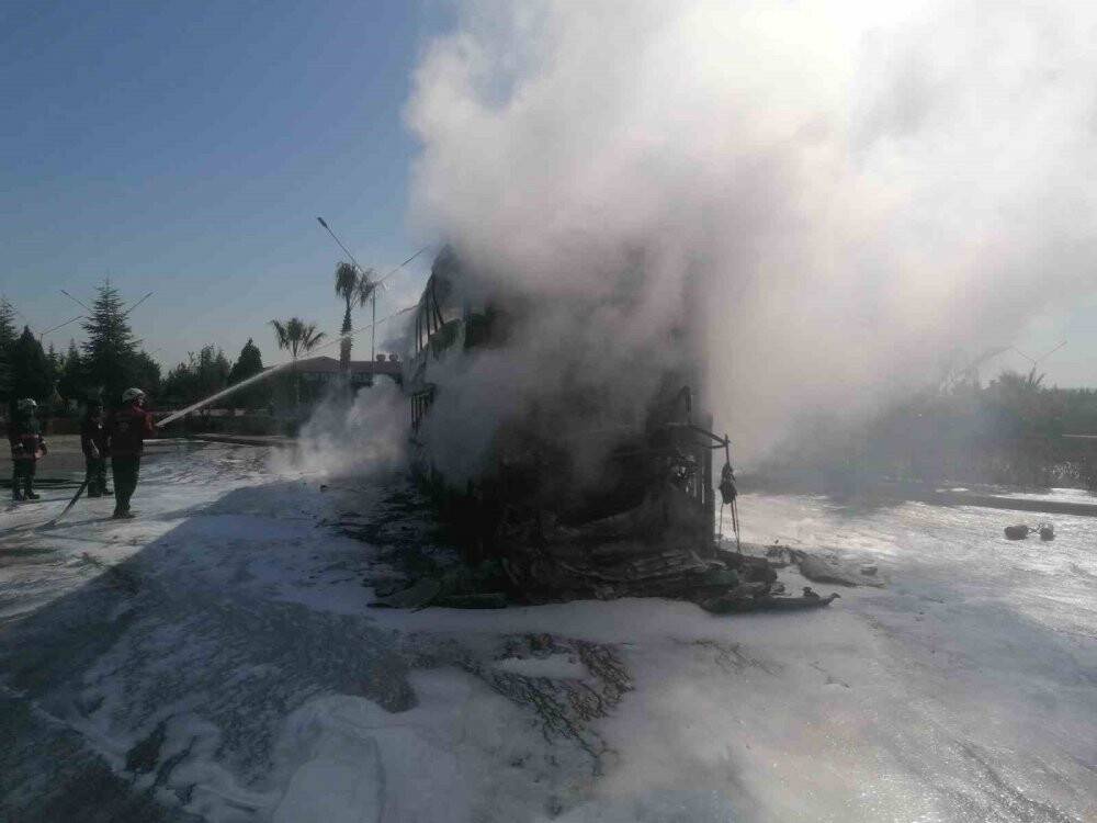 Otoyolda park halindeki yolcu otobüsü yandı