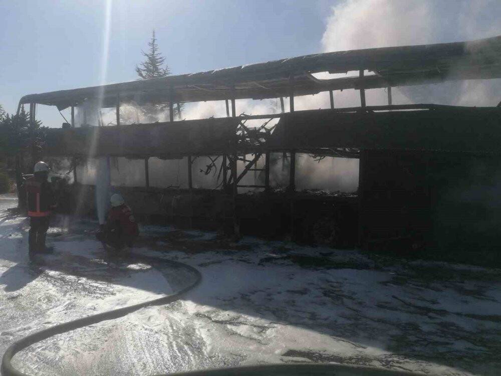 Otoyolda park halindeki yolcu otobüsü yandı