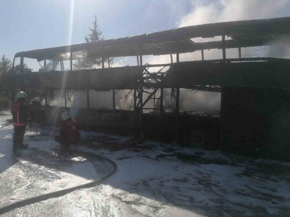 Otoyolda park halindeki yolcu otobüsü yandı