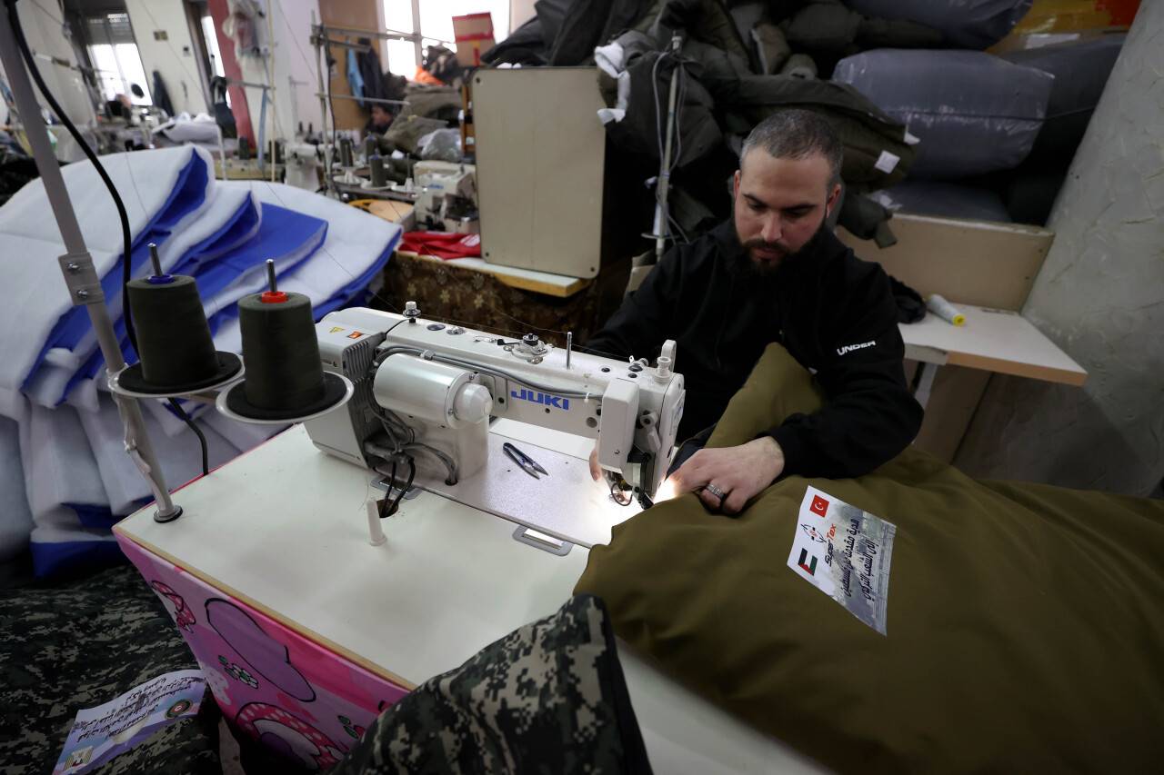aa-20230216-30321217-30321204-filistinde-bir-fabrika-depremzedelere-yardim-icin-22-bin-uyku-tulumu-hazirliyor.jpg