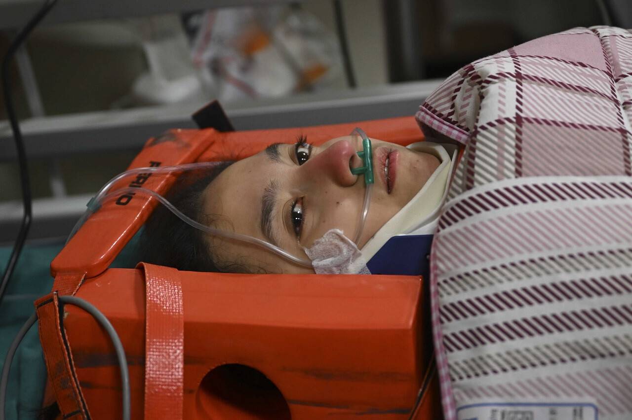 aa-20230216-30325752-30325742-kahramanmarasta-depremin-248inci-saatinde-kurtarilan-17-yasindaki-aleyna-olmez.jpg