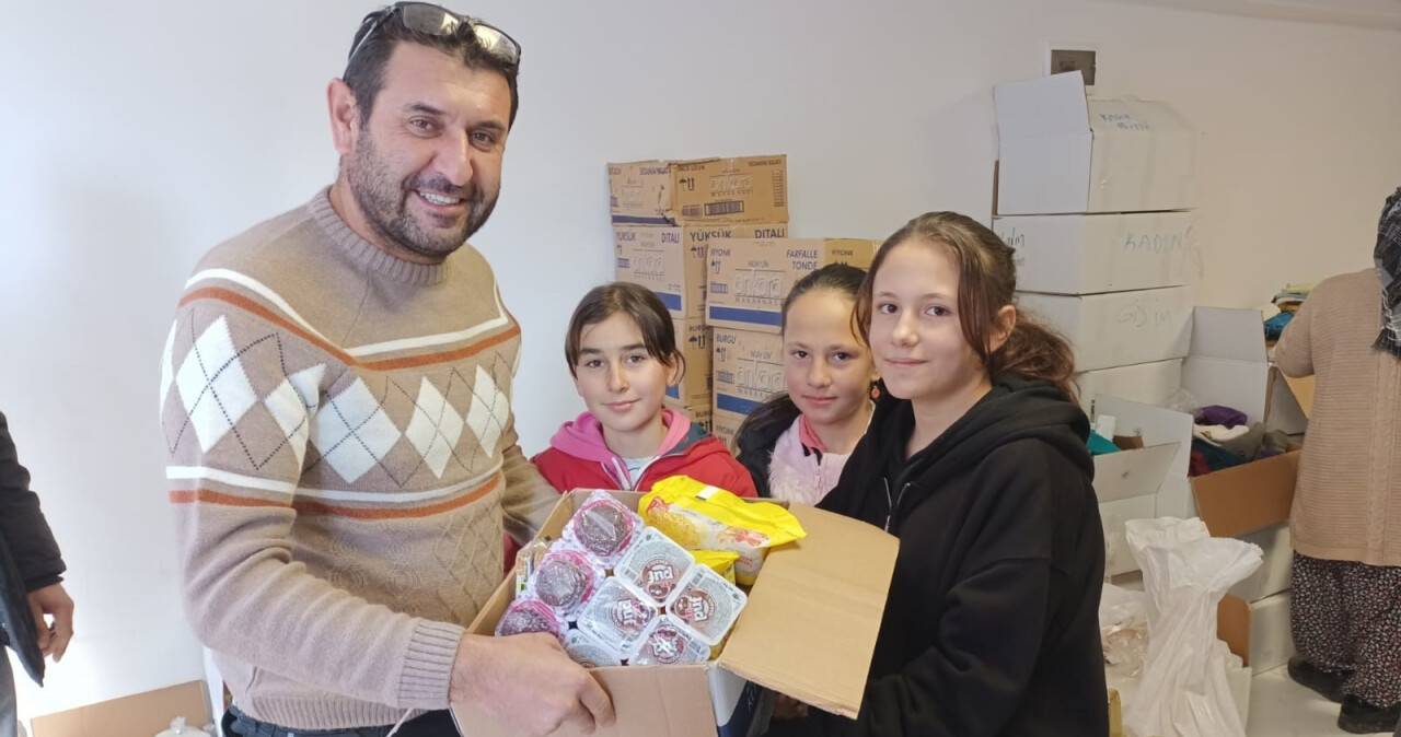 aa-20230216-30325761-30325757-3-ilkokul-ogrencisi-harcliklariyla-hazirladiklari-yardim-kolisini-deprem-bolgesine-gonderdi.jpg