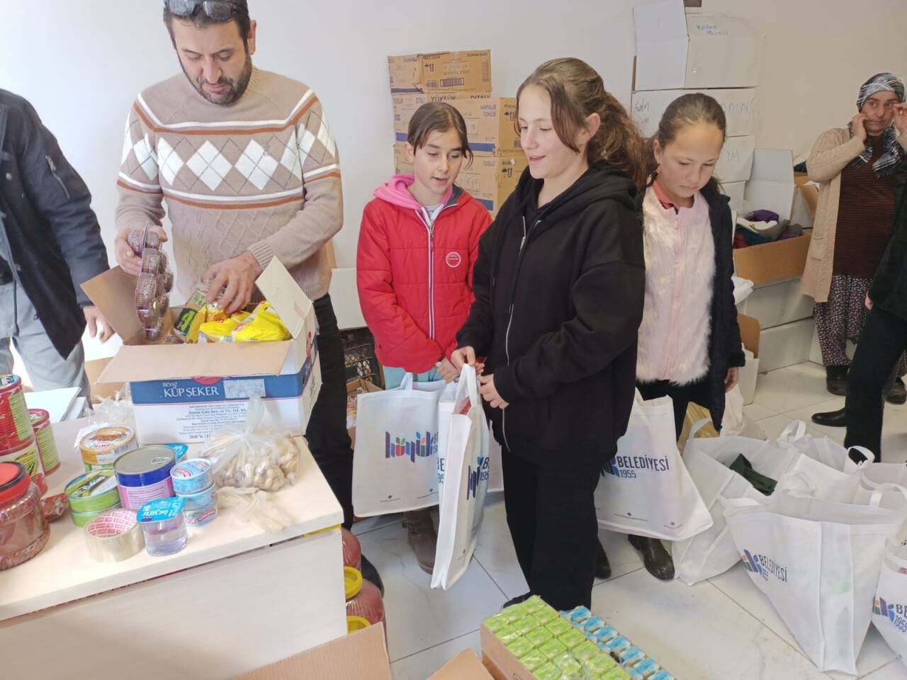 aa-20230216-30325761-30325758-3-ilkokul-ogrencisi-harcliklariyla-hazirladiklari-yardim-kolisini-deprem-bolgesine-gonderdi.jpg