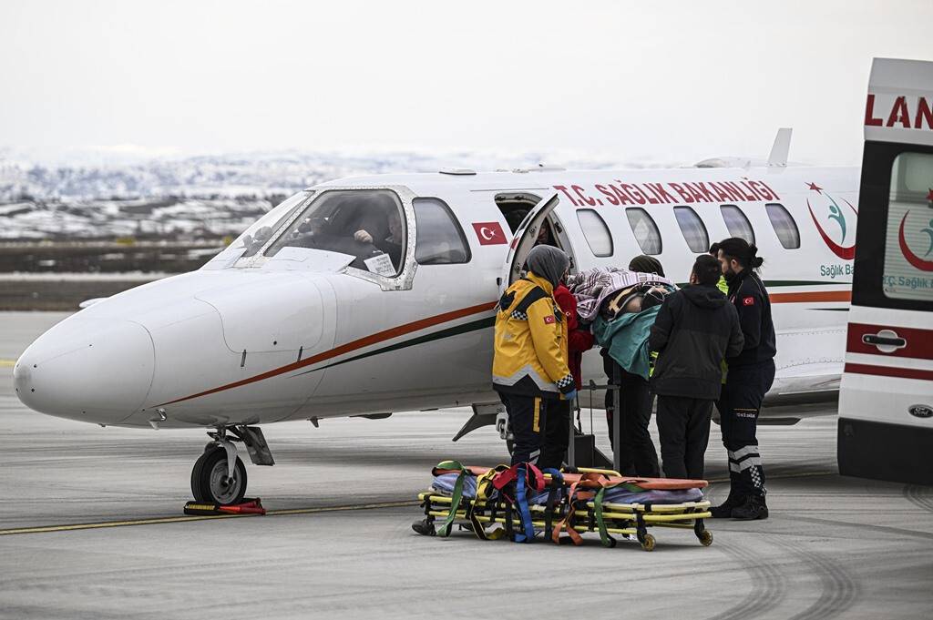 aa-20230216-30327634-30327627-kahramanmarasta-depremin-248-saatinde-kurtarilan-aleyna-ambulans-ucakla-ankaraya-getirildi.jpg