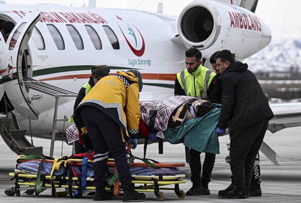 aa-20230216-30327634-30327628-kahramanmarasta-depremin-248-saatinde-kurtarilan-aleyna-ambulans-ucakla-ankaraya-getirildi.jpg